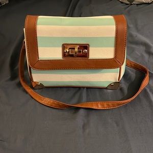 Super cute Spring/Summer crossbody!